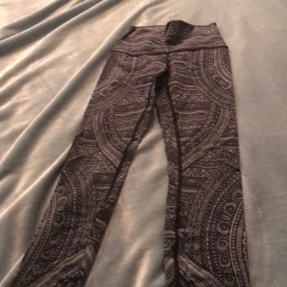 Lululemon black and white leggings - Picture 3 of 5